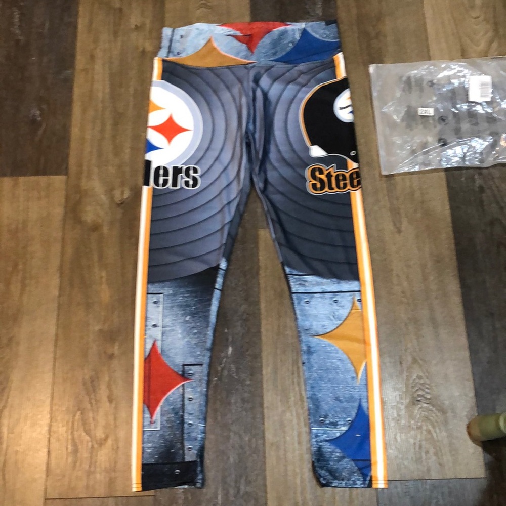 - Women’s Pittsburgh Steelers leggings size Small